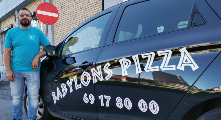 Babylons Pizzeria & Kebab Bar har et solid fotfeste i Halden, og det kjøres ut mengder med pizza i kommunen, forteller Sami Ruail.