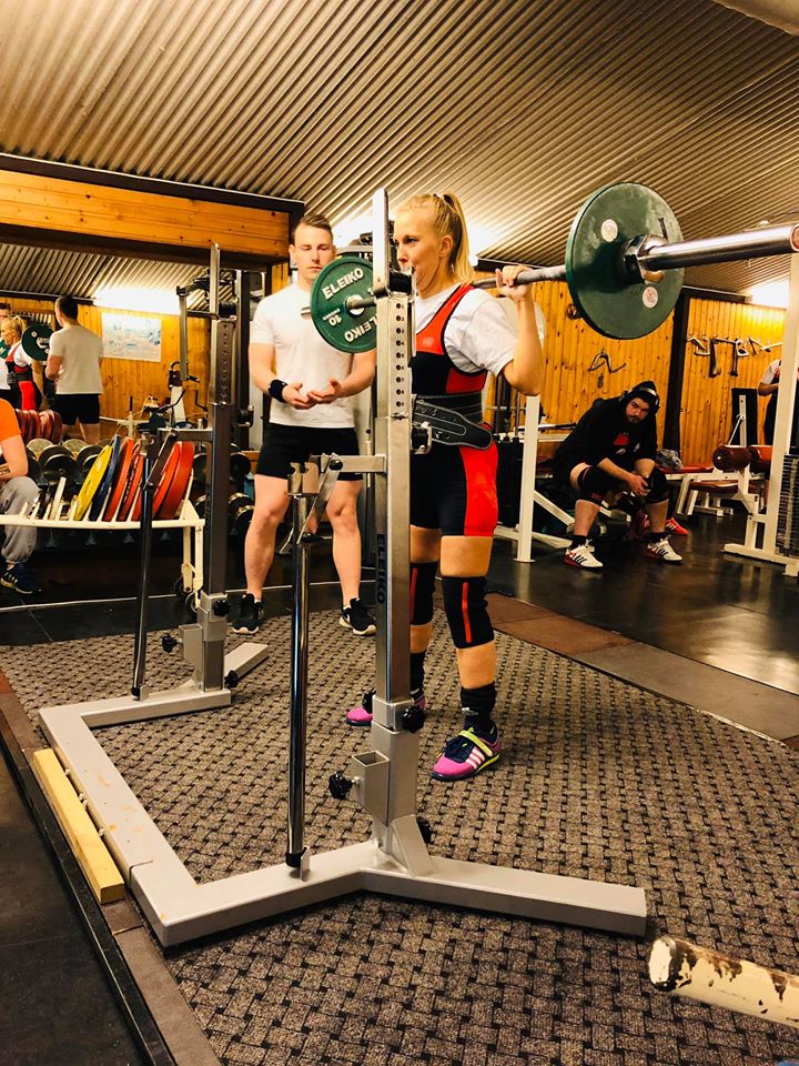 Treningsutstyret er omfattende med både faste treningsmaskiner og løse vekter. Dessuten er det mange internasjonale styrekløftstenger med skiver, benker og knebøystativer for de som satser på styrkeløft.